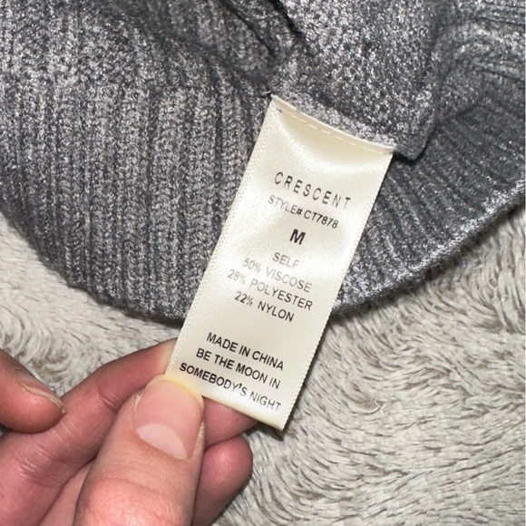 Chunky Knit Cropped Sweater - Picture 6 of 9